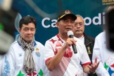 Plt Menpora Muhadjir Effendy memberikan sambutan pada acara torch relay SEA Games 2023 di GBK Jakarta