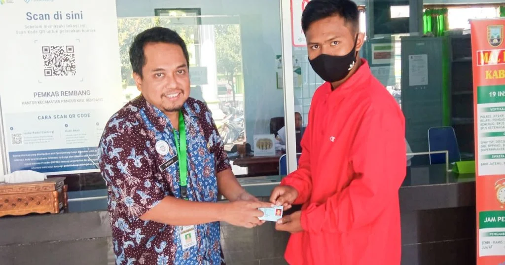 Layanan mandiri cetak e-KTP tingkat kecamatan di Rembang