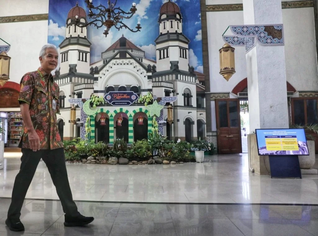 Gubernur Jateng Ganjar Pranowo mengecek kesiapan mudik aman Jawa Tengah di Stasiun Tawang Semarang.