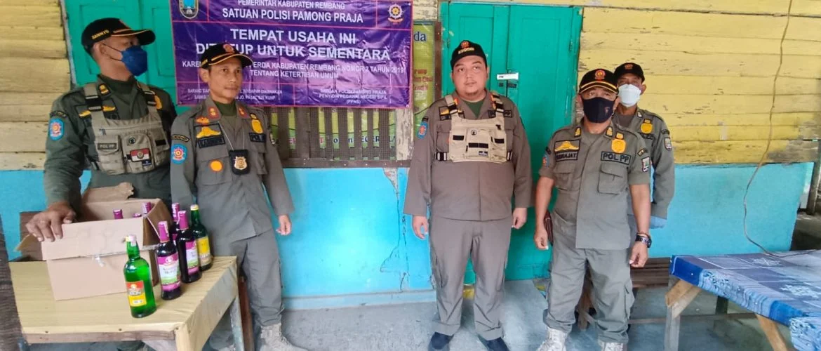 Satpol PP Rembang segel warkop di eks Stasiun karena terbukti menjual miras.