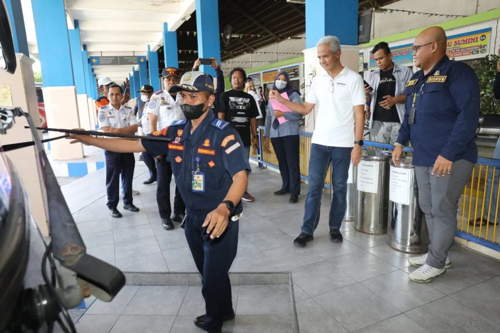 Ganjar Ramp Check Bus di Terminal Ir Soekarno Klaten