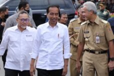 Jokowi dan Ganjar Pranowo blusukan ke pasar tradisional di Jawa Tengah untuk mengecek harga sembako jelang Lebaran