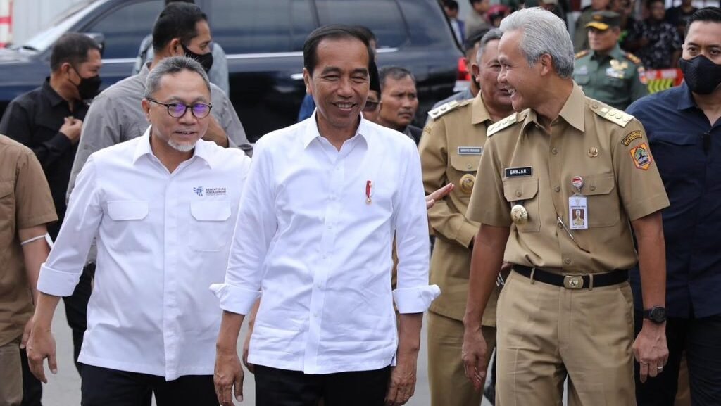 Jokowi dan Ganjar Pranowo blusukan ke pasar tradisional di Jawa Tengah untuk mengecek harga sembako jelang Lebaran