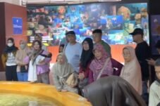 Ribuan pengunjung memadati Aquarium Indonesia Pangandaran saat libur Lebaran