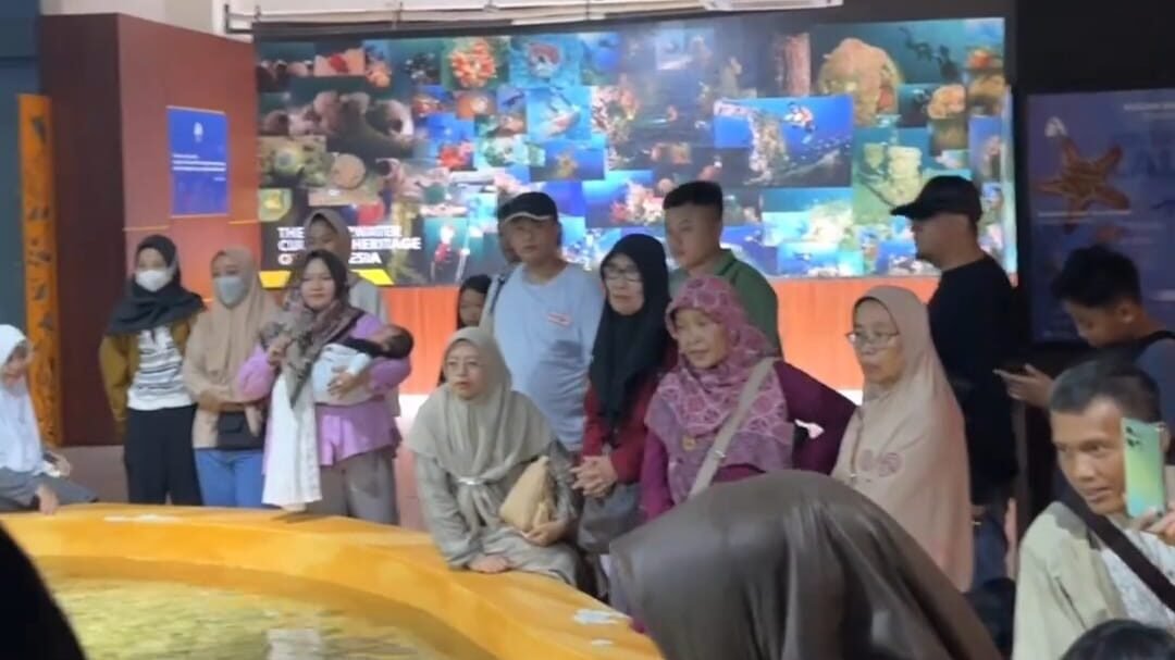 Ribuan pengunjung memadati Aquarium Indonesia Pangandaran saat libur Lebaran