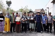 Pj Bupati Henggar Budi Anggoro menyerahkan Bantuan Kebakaran Desa Mojomulyo Pati