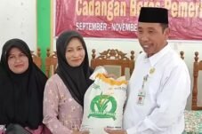 Bupati Rembang Abdul Hafidz saat menyerahkan Bantuan Beras CPP Kabupaten Rembang di Pamotan
