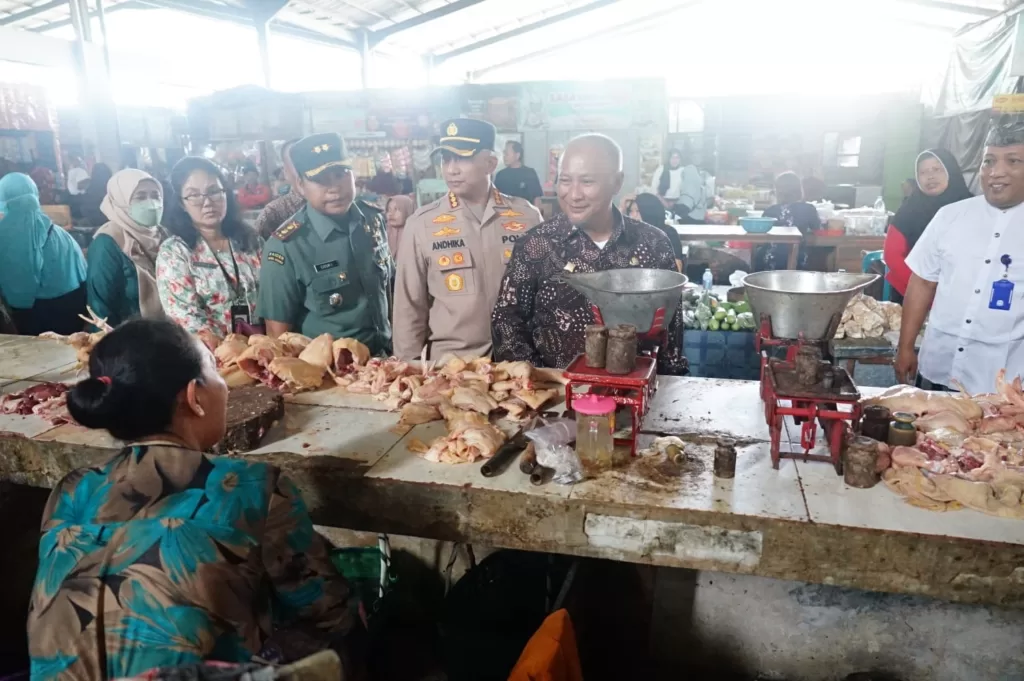 Pemerintah Kabupaten (Pemda) Pati melalui Dinas Perdagangan dan Perindustrian (Disdagperin) serta sejumlah dinas terkait lainnya, melakukan pengecekan harga barang Kebutuhan Pokok Masyarakat (Kepokmas), di Pasar Sleko dan Pasar Puri Baru, Kabupaten Pati, Kamis (21/9/2023).