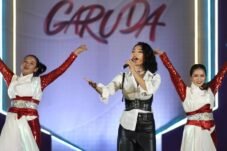 Penyanyi Wika Salim yang membawakan Lagu Bersama Garuda Timnas Indonesia bergenre dangdut