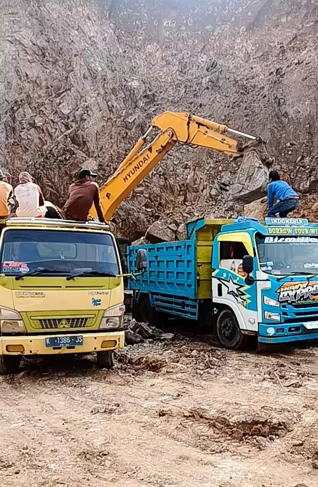 Aktivitas tambang batu di Pamotan Rembang diduga ilegal imenggunakan alat berat yaitu ekskavator/bego dan beberapa armada jenis dump truk untuk pengangkut material batu.