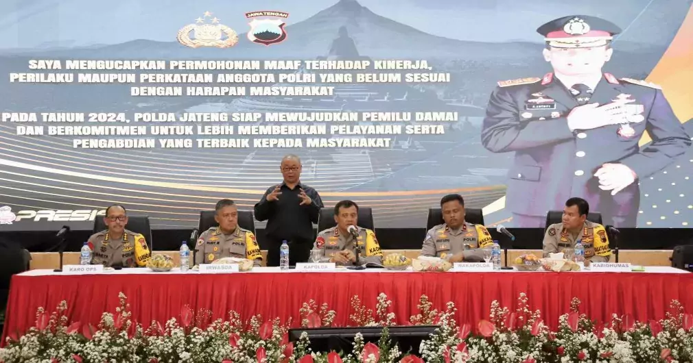Kapolda Jateng Irjen Pol Ahmad Luthfi didampingi Waka Polda Brigjen Pol Agus Suryonugroho dan seluruh PJU Polda Jateng