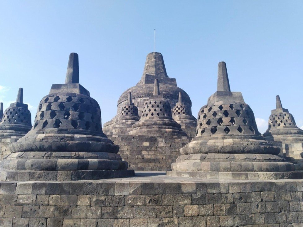 rencana pemasangan chattra Borobudur.