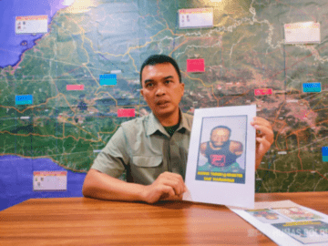 Kepala Operasi Damai Cartenz 2024, Kombes Pol Faizal Ramadhani, mengatakan, 1 anggota KKB yakni ALENUS TABUNI alias KOBUTER ditangkap saat sedang bergabung dengan sekelompok masyarakat yang berdiri di depan Puskesmas Distrik Ilaga.