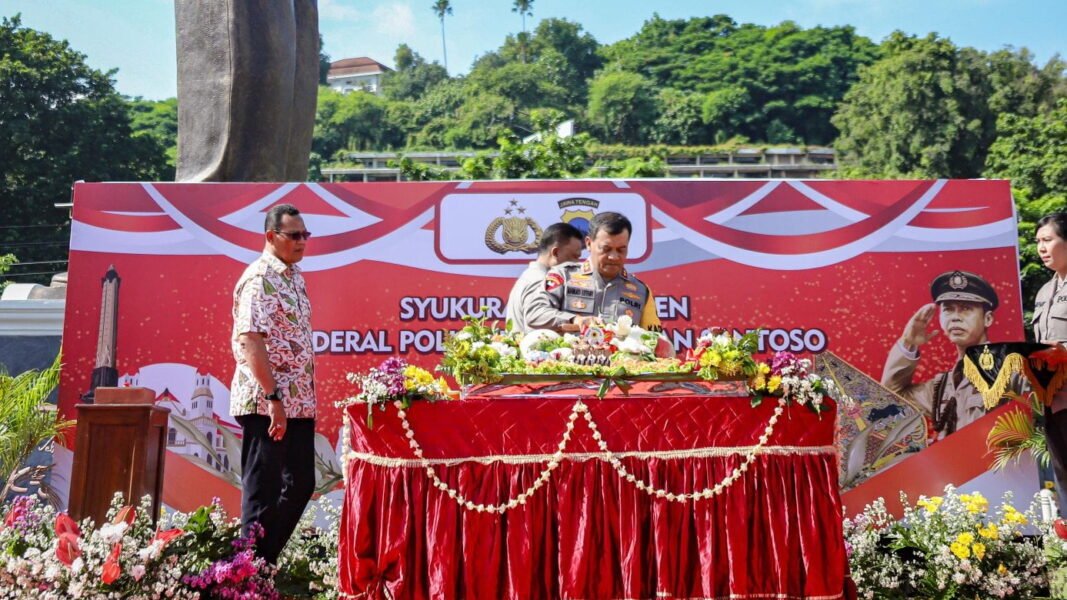 Markas Polda (Mapolda) Jawa Tengah (Jateng) kini resmi memiliki monumen baru. Monumen tersebut berupa Patung Jenderal Polisi Hoegeng Iman Santoso yang terletak di halaman Mapolda Jateng dan menghadap ke Jalan Pahlawan, Kota Semarang. Jumat (2/2/2024)