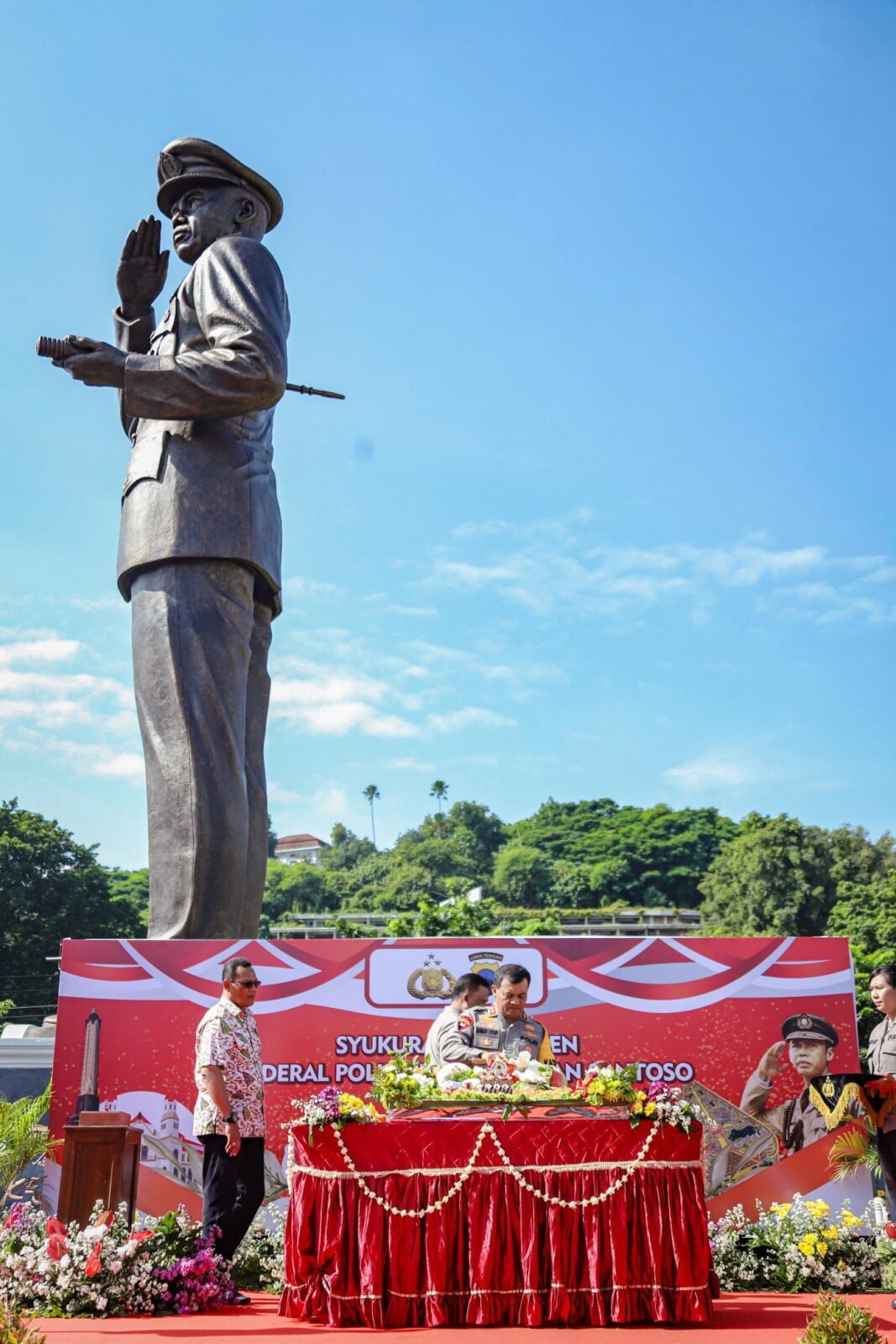 Markas Polda (Mapolda) Jawa Tengah (Jateng) kini resmi memiliki monumen baru. Monumen tersebut berupa Patung Jenderal Polisi Hoegeng Iman Santoso yang terletak di halaman Mapolda Jateng dan menghadap ke Jalan Pahlawan, Kota Semarang. Jumat (2/2/2024)