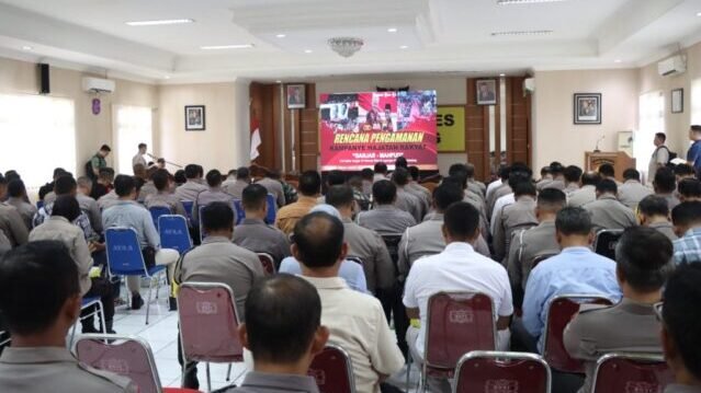 Polrestabes Semarang menggelar Tactical Floor Game sebagai bagian dari Pengamanan Kampanye Hajatan Rakyat di Simpang Lima.