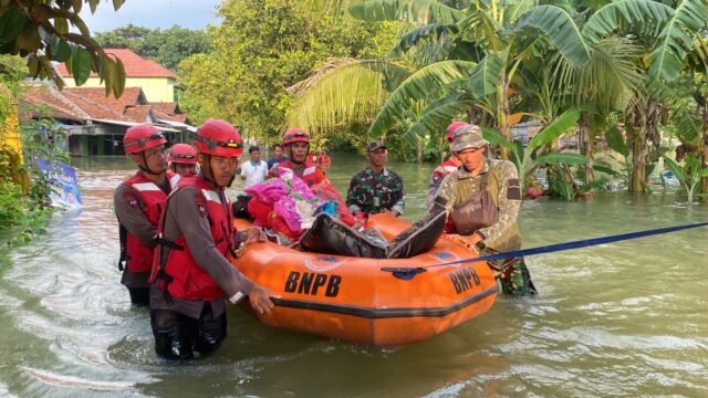 Team Satuan Brimob Polda Jawa Tengah diterjunkan ke lokasi banjir di Kabupaten Demak dan Grobogan sejak terjadi banjir besar yang melanda daerah tersebut. sabtu (09/02/2024)