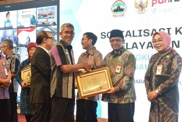 Organisasi Perangkat Daerah (OPD) baik di pemerintah provinsi maupun kabupaten/kota di Jawa Tengah (Jateng),dituntut untuk selalu inovatif, dalam memberikan pelayanan publik.