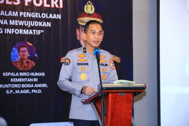 Hak memperoleh informasi merupakan hak asasi manisia yang harus diakomodir sebagai salah satu ciri penting negara demokratis yang menjunjung tinggi kedaulatan rakyat, untuk mewukudkan penyelenggaraan negara yang baik