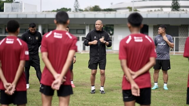 "Untuk memanfaatkan waktu persiapan dan memantau langsung pemain yang ada, saya dan staf pelatih selalu melakukan tes fisik serta menggelar internal game. Itu juga cara yang memudahkan kami dalam penilaian pemain. Karena mereka bisa langsung menunjukkan kemampuan individu dan kerja sama dengan rekan-rekan lainnya," jelas Nova.