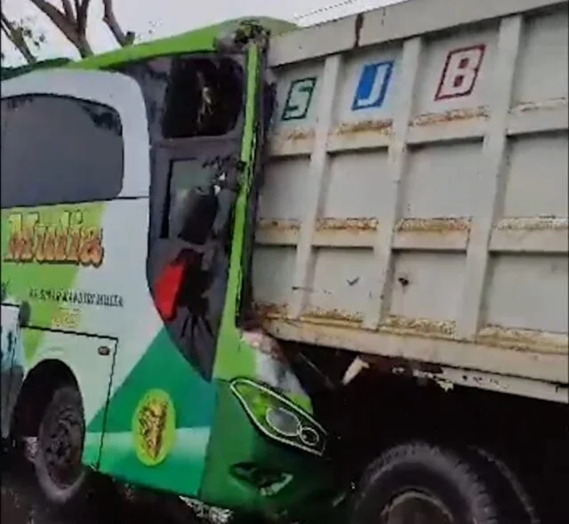 Bus Sinar Mandiri Tabrak Truk Fuso di JLS Pati, Begini Kronologisnya Peristiwa Kecelakaan lalu lintas melibatkan Bus Sinar Mandiri dan Truck Mitsubishi Fuso terjadi di Jalan Lingkar Selatan (JLS) turut Desa Penambuhan, Kecamatan Margorejo, Kabupaten Pati, Sabtu (3/2/2024)