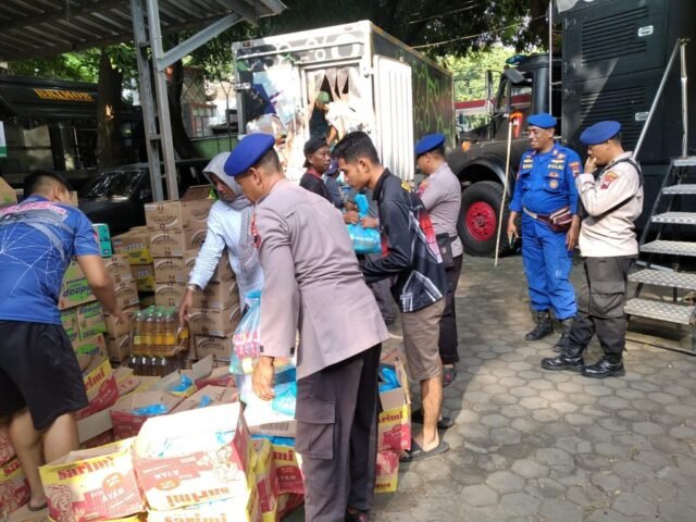 Satuan Polisi Air dan Udara (Satpolairud) Polresta Pati bersama Kantor Pelabuhan Perikanan (KPP) Juwana dan Komunitas Bakul Iwak TPI Juwana memberikan bantuan berupa sembako untuk korban banjir di Kecamatan Karanganyar, Kabupaten Demak, Jumat (16/02/2024) kemarin.