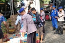 Satuan Polisi Air dan Udara (Satpolairud) Polresta Pati bersama Kantor Pelabuhan Perikanan (KPP) Juwana dan Komunitas Bakul Iwak TPI Juwana memberikan bantuan berupa sembako untuk korban banjir di Kecamatan Karanganyar, Kabupaten Demak, Jumat (16/02/2024) kemarin.