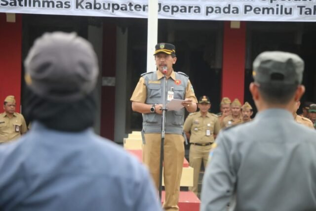 7.824 anggota Satuan Perlindungan Masyarakat (Satlinmas) se-Kabupaten Jepara dikukuhkan di halaman Kantor Sekertaris Daerah (Sekda) Jepara, Senin (5/2/2024).