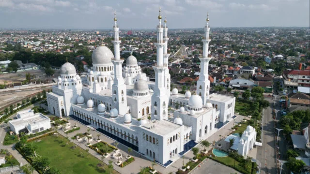 Masjid Raya Sheikh Zayed Solo Sebagai Simbol Persahabatan dan Toleransi Lintas Budaya Masjid Raya Sheikh Zayed Solo tidak hanya berperan dalam mempererat hubungan antarnegara, tetapi juga menjadi