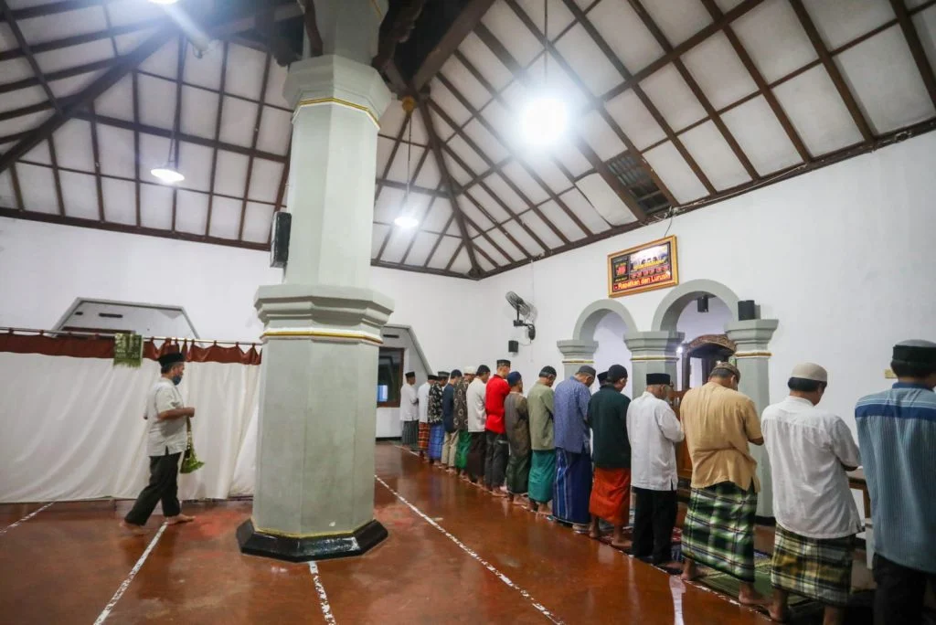 usia masjid yang terbilang tua. Sesuai inskripsi prasasti yang terpasang di atas pintu utama bertuliskan Jawa Pegon, masjid telah berusia 111 tahun atau seabad lebih.