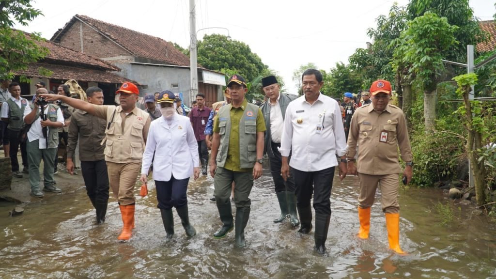 masyarakat juga sudah banyak yang kembali ke rumah, karena sudah surut. Tanggul juga akan ditutup