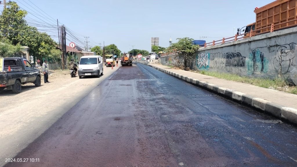 perbaikan jalan provinsi yang rusak akibat banjir dan longsor di wilayahnya selesai pada H-7 Lebaran.