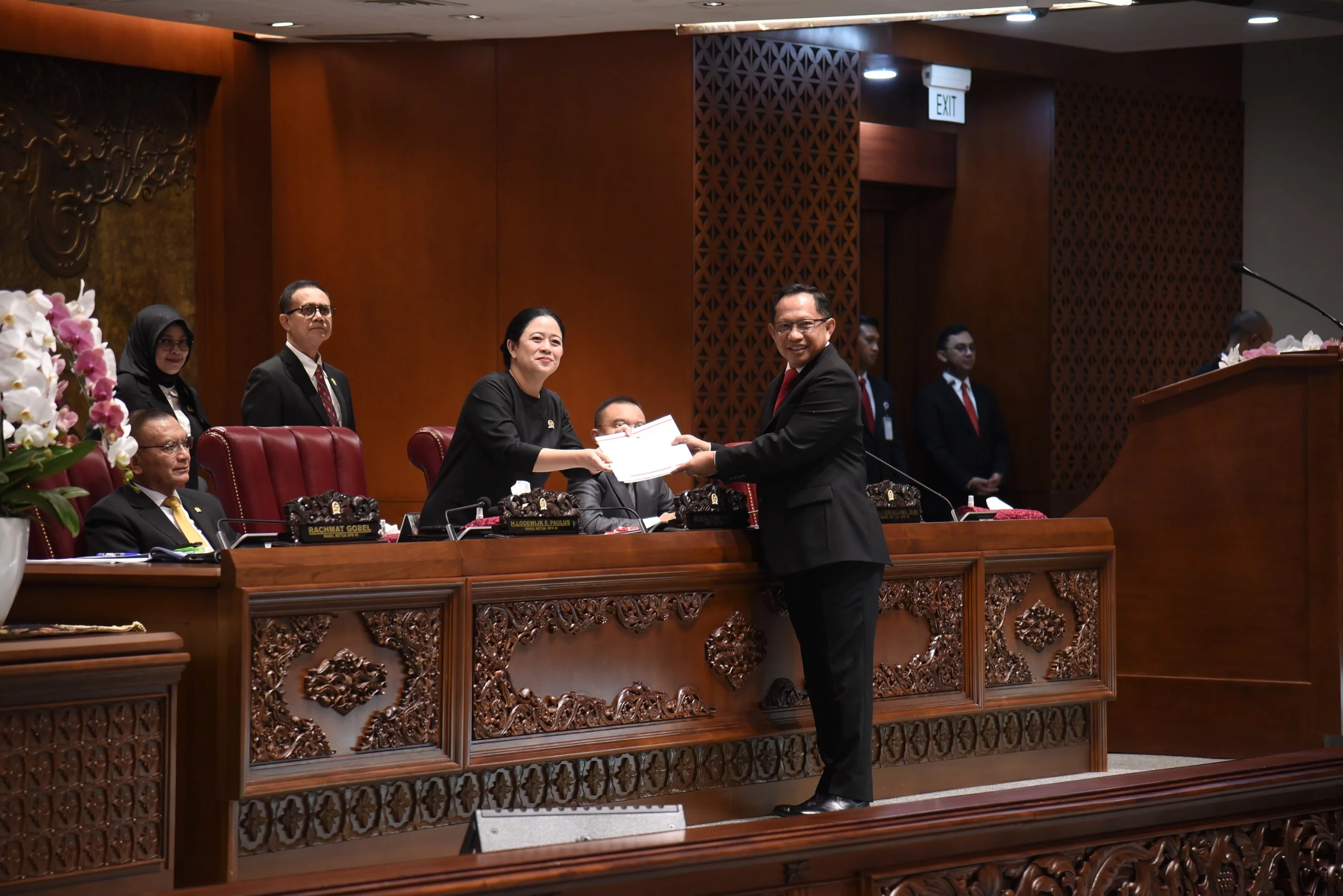 DPR Resmi Sahkan UU Desa: Masa Jabatan Kepala Desa Kini Jadi 8 Tahun kesepakatan penting yang dicapai adalah tentang masa jabatan Kepala Desa yang menjadi delapan tahun dan dapat dipilih maksimal dua kali masa jabatan