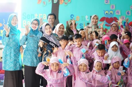 Pendidikan anak usia dini atau taman kanak-kanak (TK) tidak wajib membaca membaca, menulis, dan menghitung (calistung).