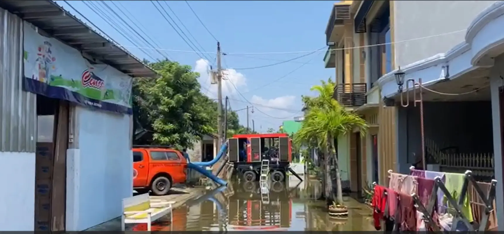 Penanganan pemompaan air di titik tanggul yang jebol telah dimasifkan setelah berhasil menutup