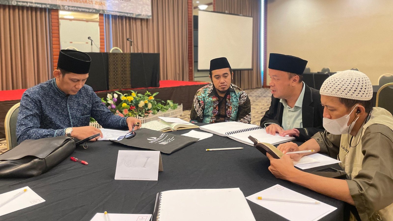 Untuk Pentashih Mushaf Al-Qur'an Ahli Utama besaran tunjangannya adalah Rp. 2.025.000,00. Sedangkan untuk Ahli Madya besarnya Rp. 1.380.000,00, Ahli Muda Rp. 1.100.000,00, dan Ahli Pertama Rp. 540.000,00.