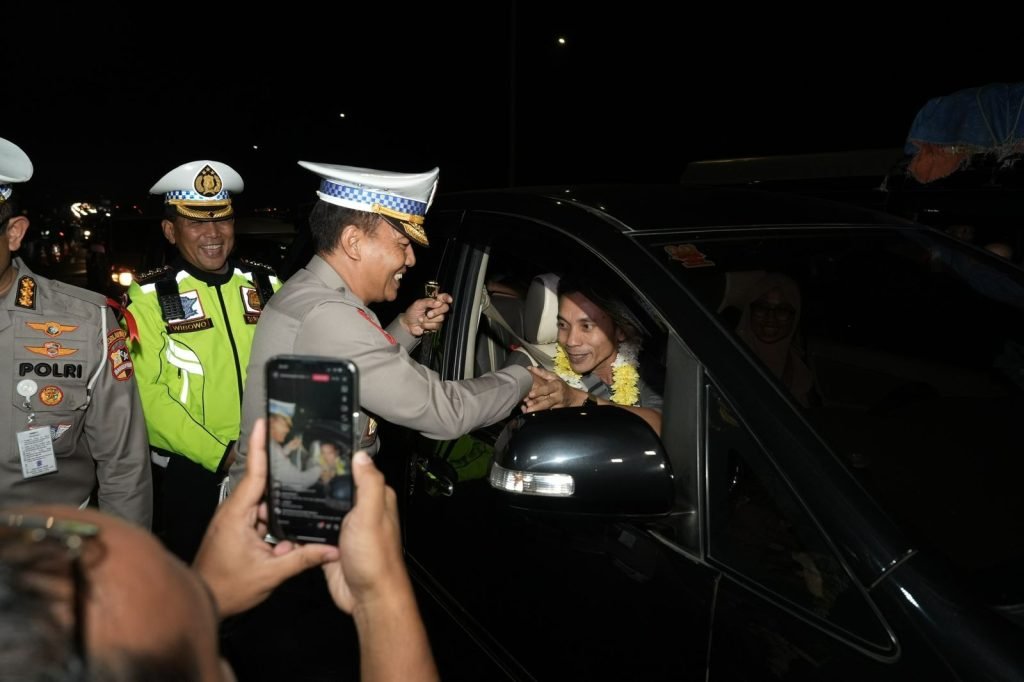 mengimbau masyarakat yang berada di jalan raya agar tidak berkendara dengan kecepatan tinggi