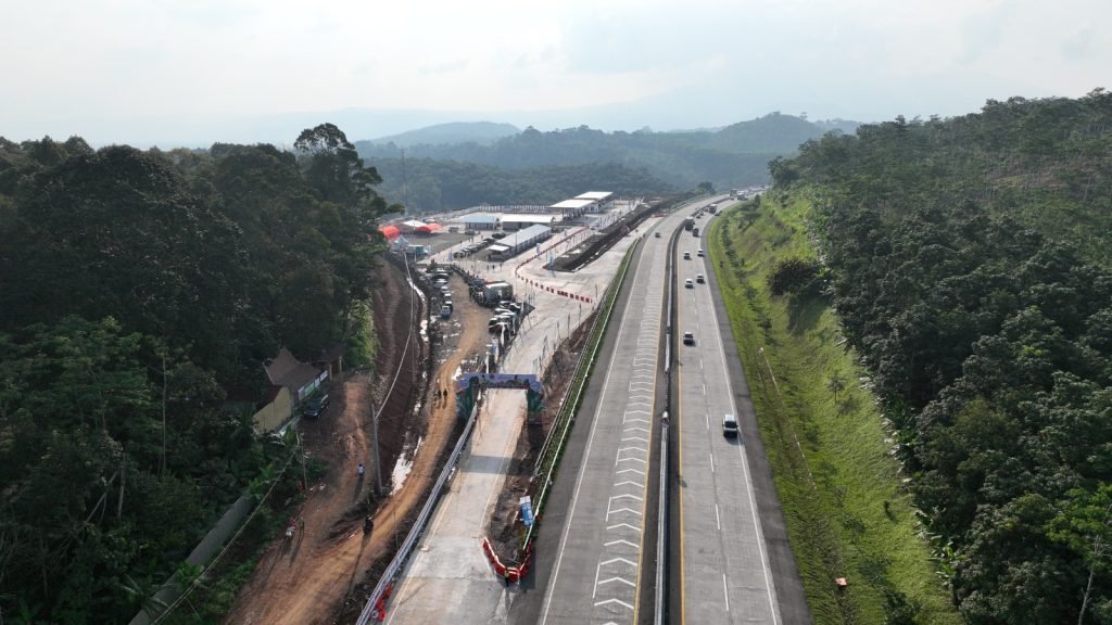 terdapat Stasiun Pengisian Kendaraan Listrik Umum (SPKLU)