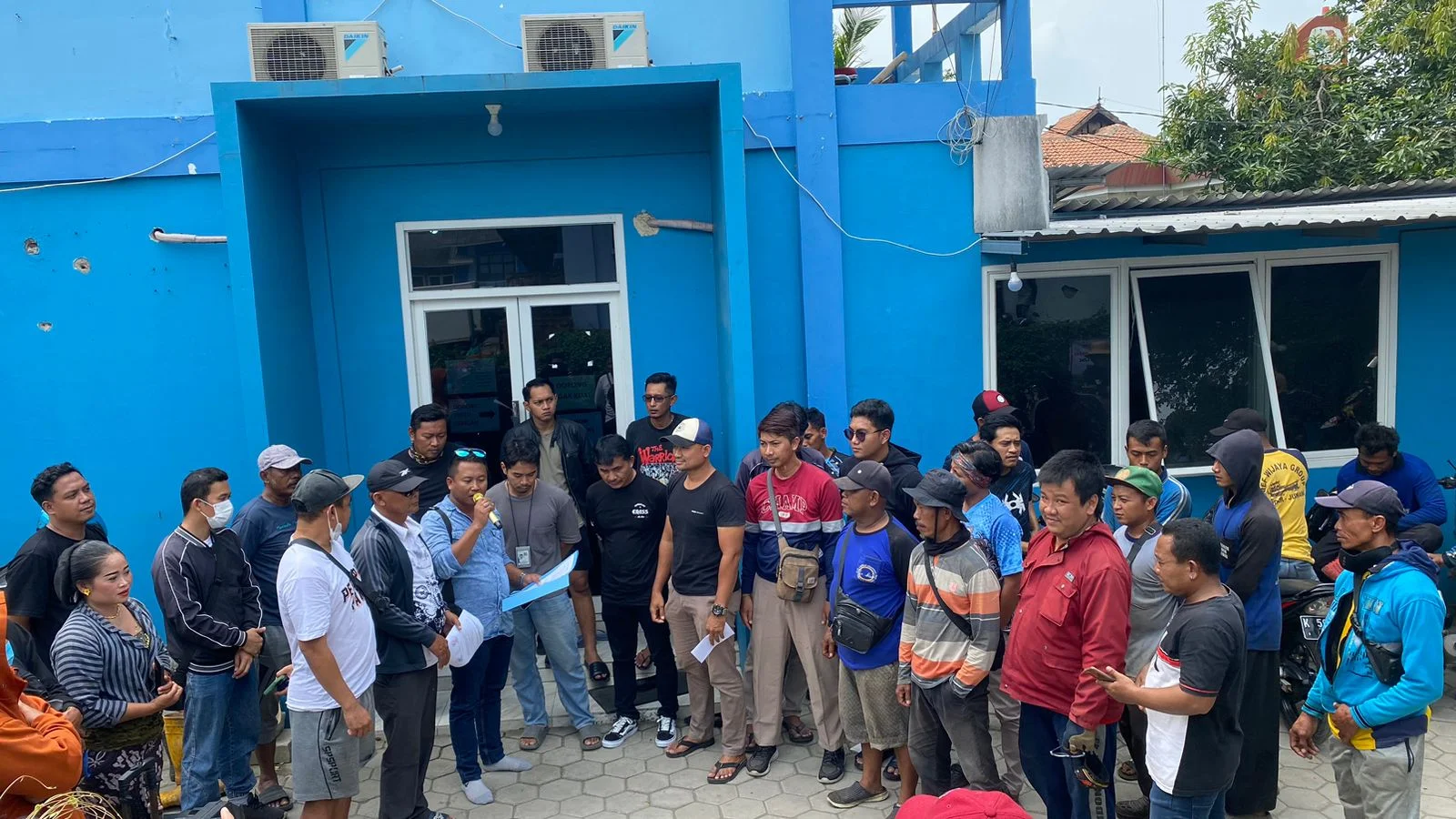 Tolak Kenaikan Harga Acuan Ikan, Puluhan Nelayan Juwana Datangi PPP Ikan Bajomulyo Nelayan mengeluh bahwa pekerjaan mereka tidak menghasilkan uang, namun KKP justru mengeluarkan