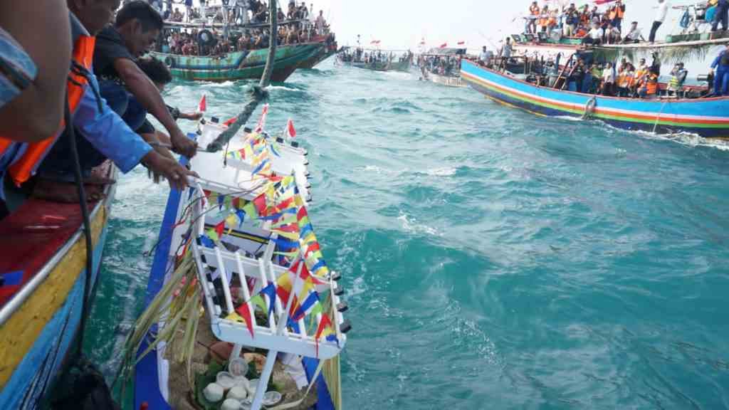 Ritual larungan dilakukan sebagai bentuk rasa syukur atas penyelamatan dua pejabat Kadipaten Jepara dari amukan badai laut pada tahun 1855 ketika mereka tengah berlayar menuju Karimunjawa.