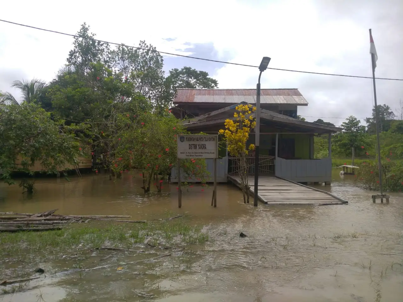 setidaknya 500 orang atau 150 Kepala Keluarga terdampak oleh banjir yang merendam permukiman warga.