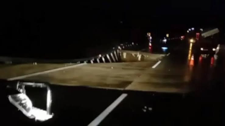 pengguna jalan yang menuju Sukabumi untuk menggunakan jalur lain yang jauh dari titik longsor di KM 64 Tol Bocimi.