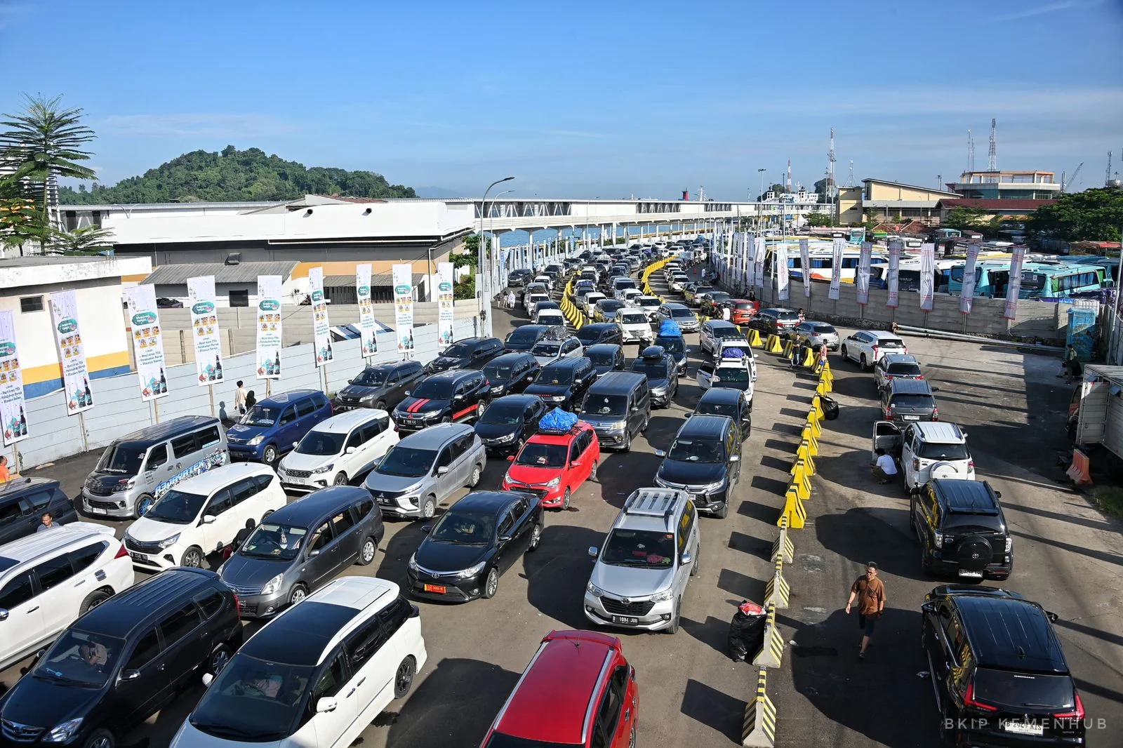 Jumlah penumpang angkutan umum per moda transportasi pada H-3 adalah sebagai berikut: 1. Angkutan jalan mengangkut 249.410 penumpang, naik 9,19% dari 228.414 penumpang