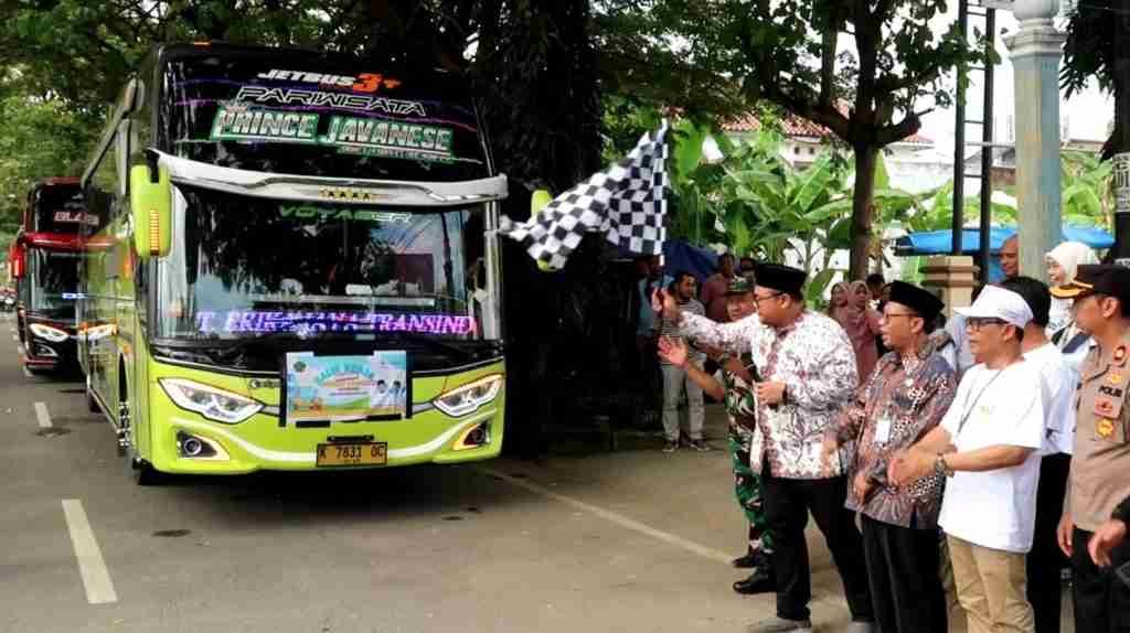 Khusus untuk Rembang ini semuanya (perantau) ke Jakarta. Kalau dihitung total 20 bus dikali 50 perantau ada kurang lebih 1.000 perantau. Kalau di Rembang ada 146 perantau,” jelasnya.