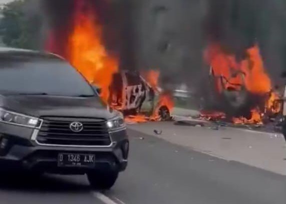 Peristiwa dimulai ketika sebuah mobil oleng di jalur contraflow di Tol Cikampek dan menabrak bus menuju Bandung-Jakarta