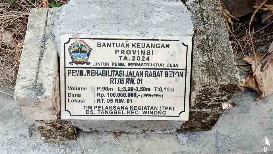 Pasalnya proyek rabat beton yang berada di Desa Tanggel RT 05/01 Kecamatan Winong diduga tidak sesuai spesifikasi dengan mengurangi sebagian volume ketinggian yang aslinya 16 cm menjadi 10-14 cm.