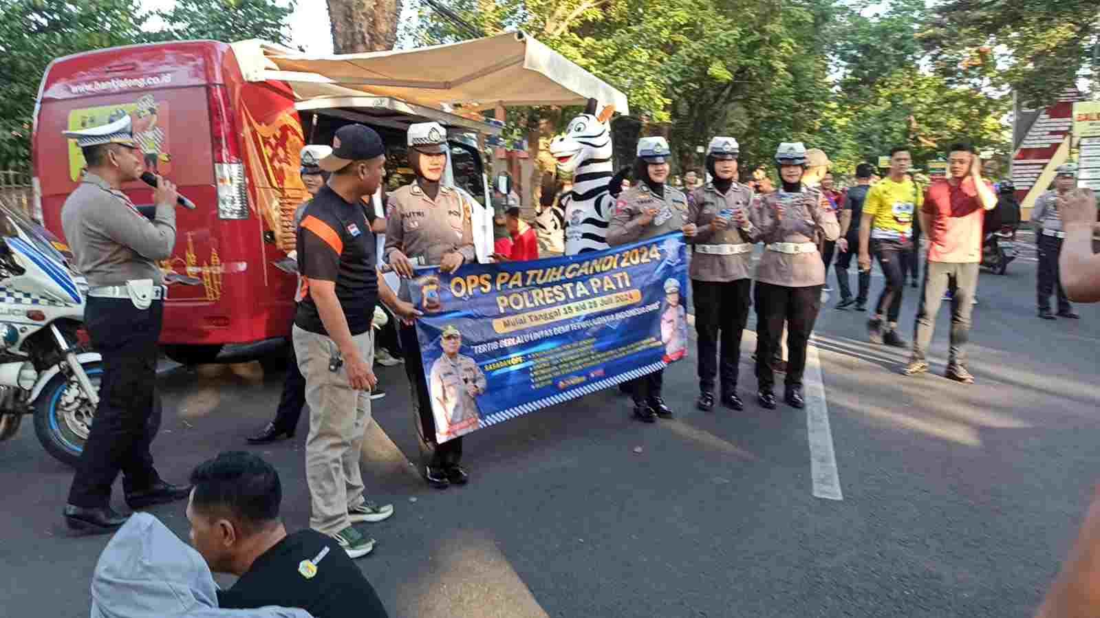 Satlantas Polresta Pati Membentangkan banner dan papan himbauan sebagai sarana sosialisasi Ops Patuh Candi 2024 yg di laksanakan mulai tanggal 15-28 Juli 2024.