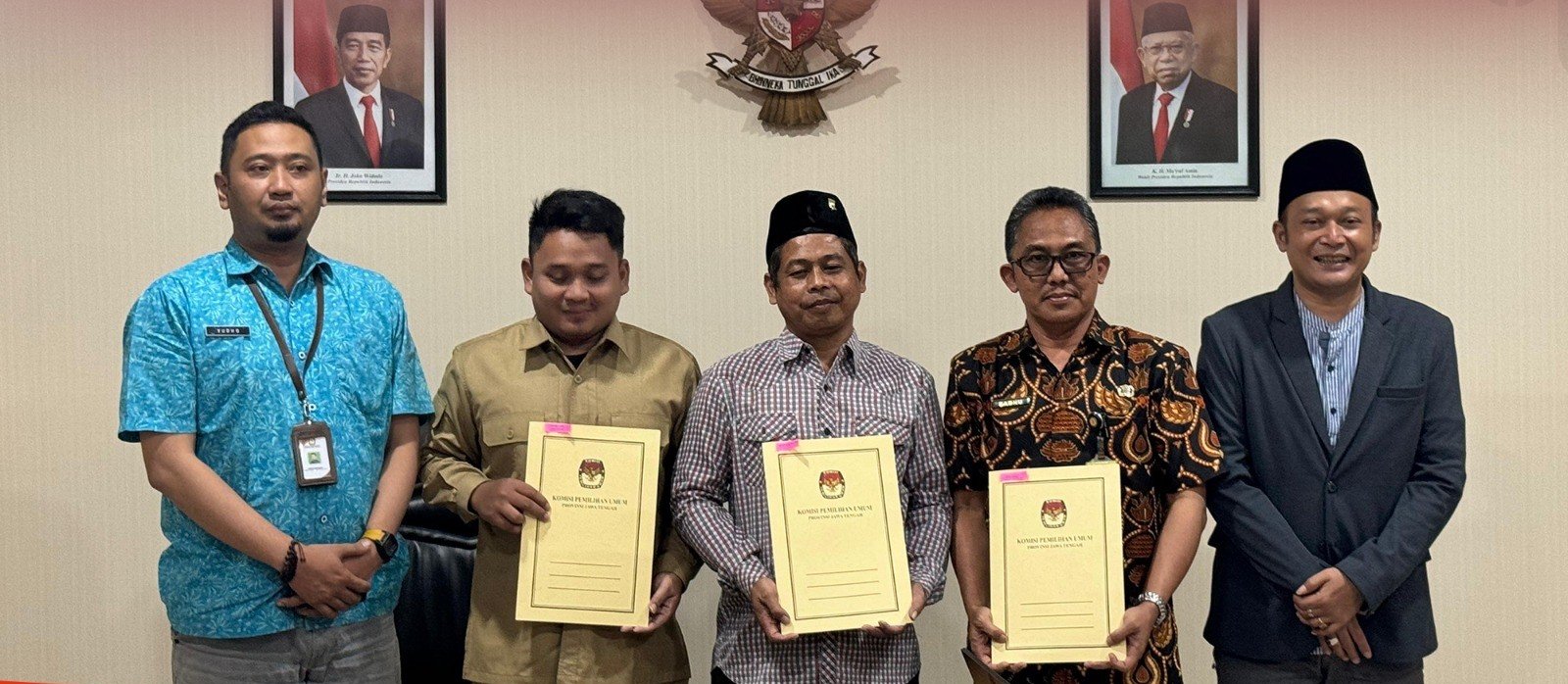 Komisi Pemilihan Umum (KPU) Jateng menyatakan dua bakal pasangan calon (bapaslon) gubernur dan wakil gubernur, memenuhi syarat administrasi untuk maju dalam Pilkada Jawa Tengah 2024.