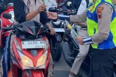 “Kita lakukan ini guna memberikan apresiasi kepada pengendara kendaraan bermotor yang taat peraturan lalu lintas dijalan raya dalam rangka mengkampanyekan keselamatan berlalulintas,” ujarnya.