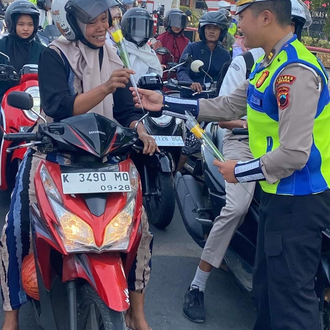 “Kita lakukan ini guna memberikan apresiasi kepada pengendara kendaraan bermotor yang taat peraturan lalu lintas dijalan raya dalam rangka mengkampanyekan keselamatan berlalulintas,” ujarnya.